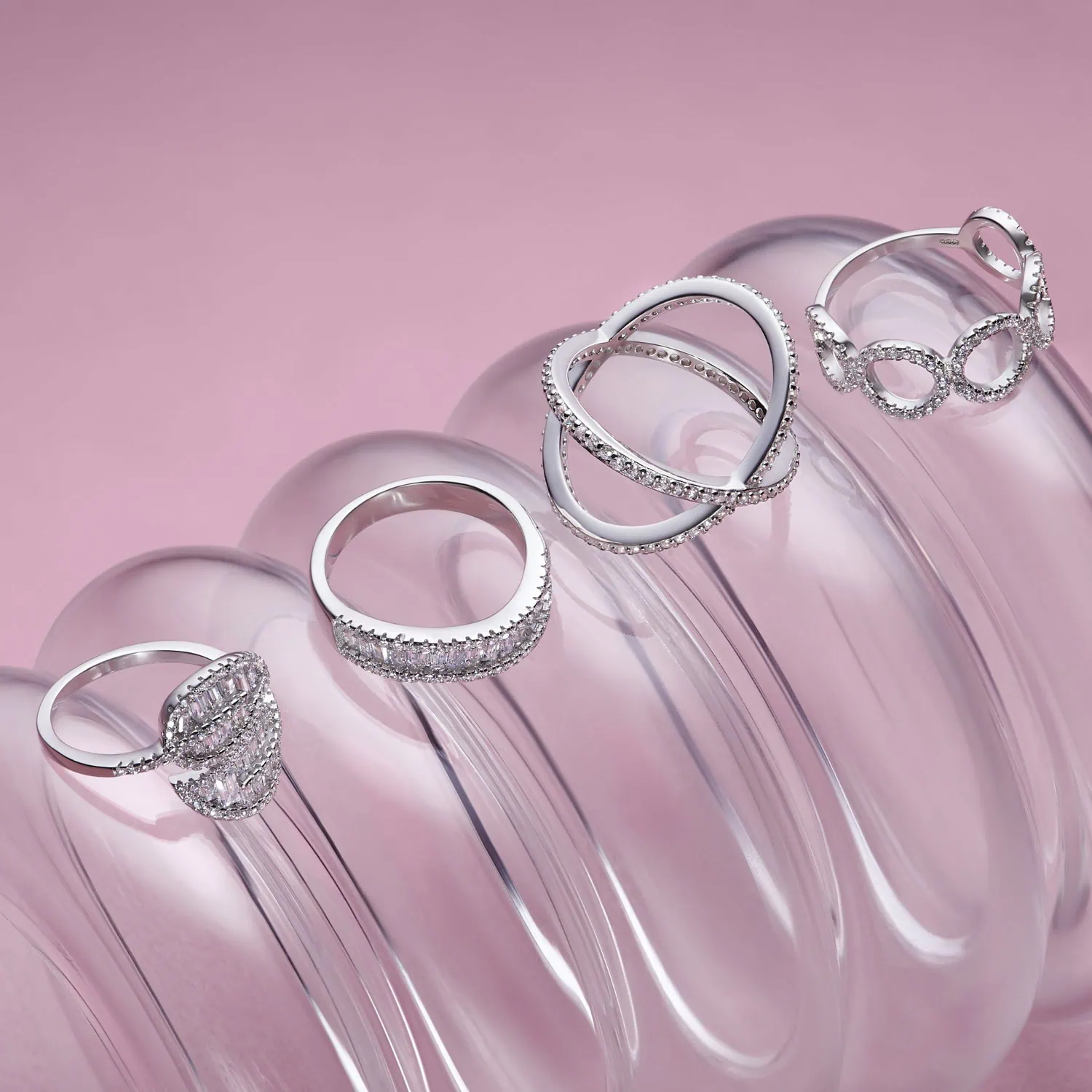 חבילת טבעות כסף על רקע ורוד מצולמת בסטודיו לצילום לייף-סטייל ומדגישה את הקסם שבצילום תכשיטים למדיה חברתית