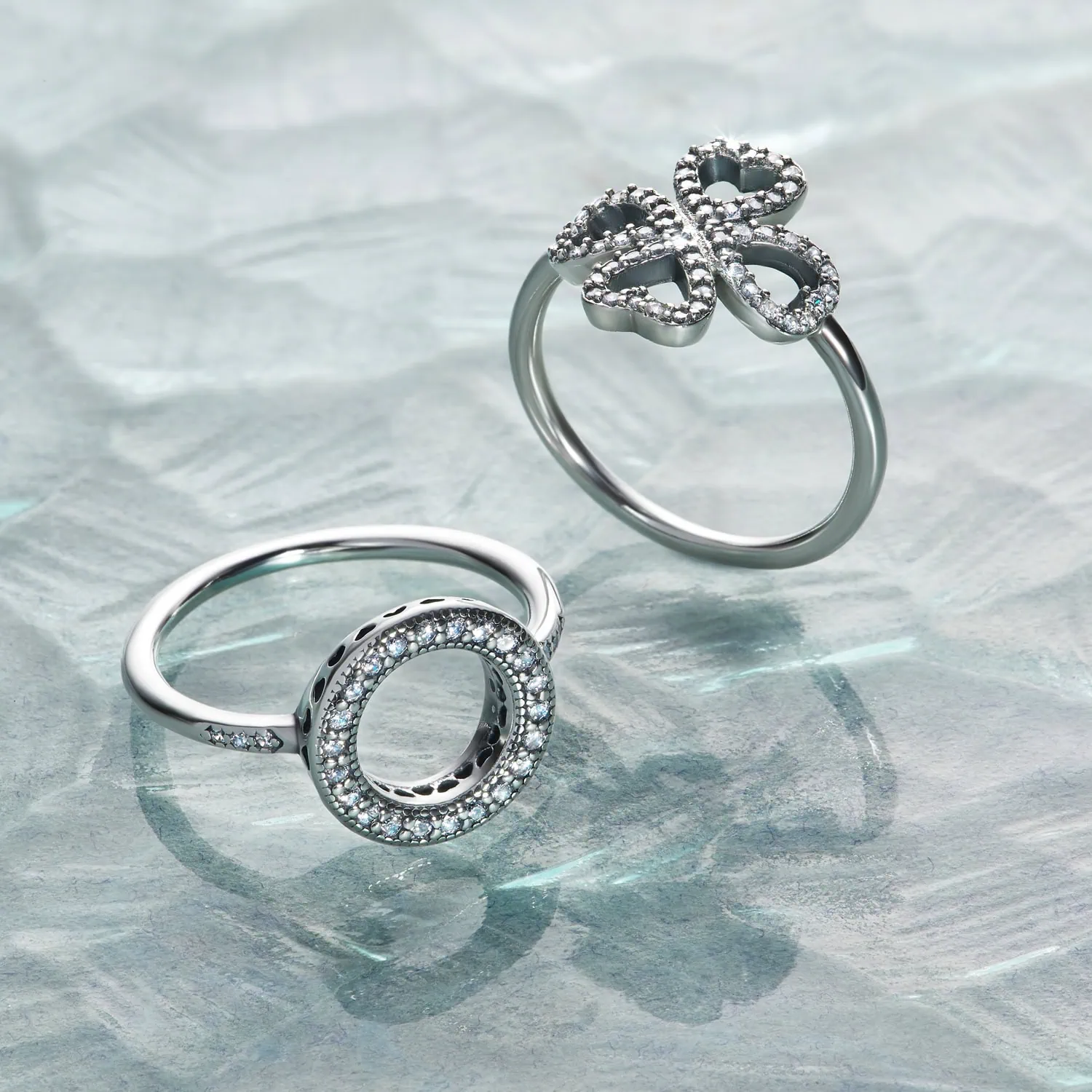 טבעות-כסף-עם-יהלומים-על-זכוכית-מצולמות-כחלק-מצילום-פרסומי-המשדר-תחכום-ויוקרה