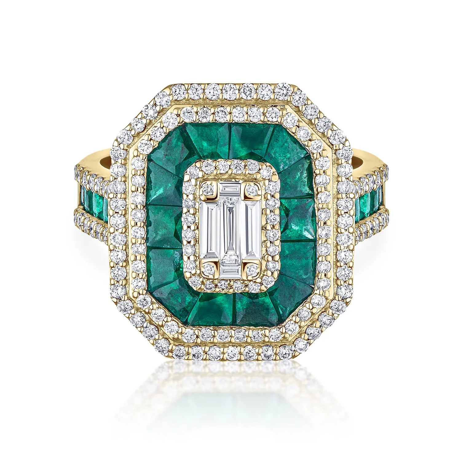 טבעת גדולה מזהב עם אמרלד ואבנים יקרות נוספות מדגישה יוקרה בצילום תכשיטים ברמה גבוהה