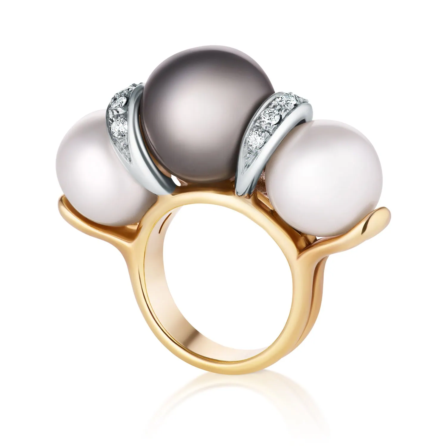 טבעת-זהב-אלגנטית-עם-פנינים-אפורות-ולבנות-ויהלומים-מצולמת-על-רקע-לבן-כחלק-מצילום-תכשיטים-מקצועי