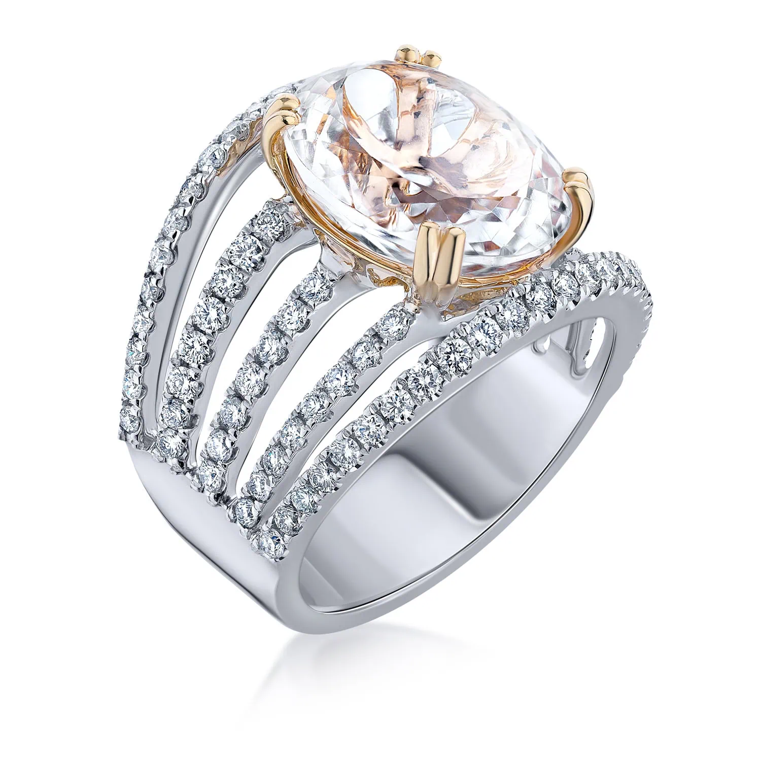 טבעת כסף מלכותית עם אבן קריסטל צלולה במבנה זהב מוצגת בצילום מקצועי על רקע לבן המדגיש צילום דגמי תכשיטים