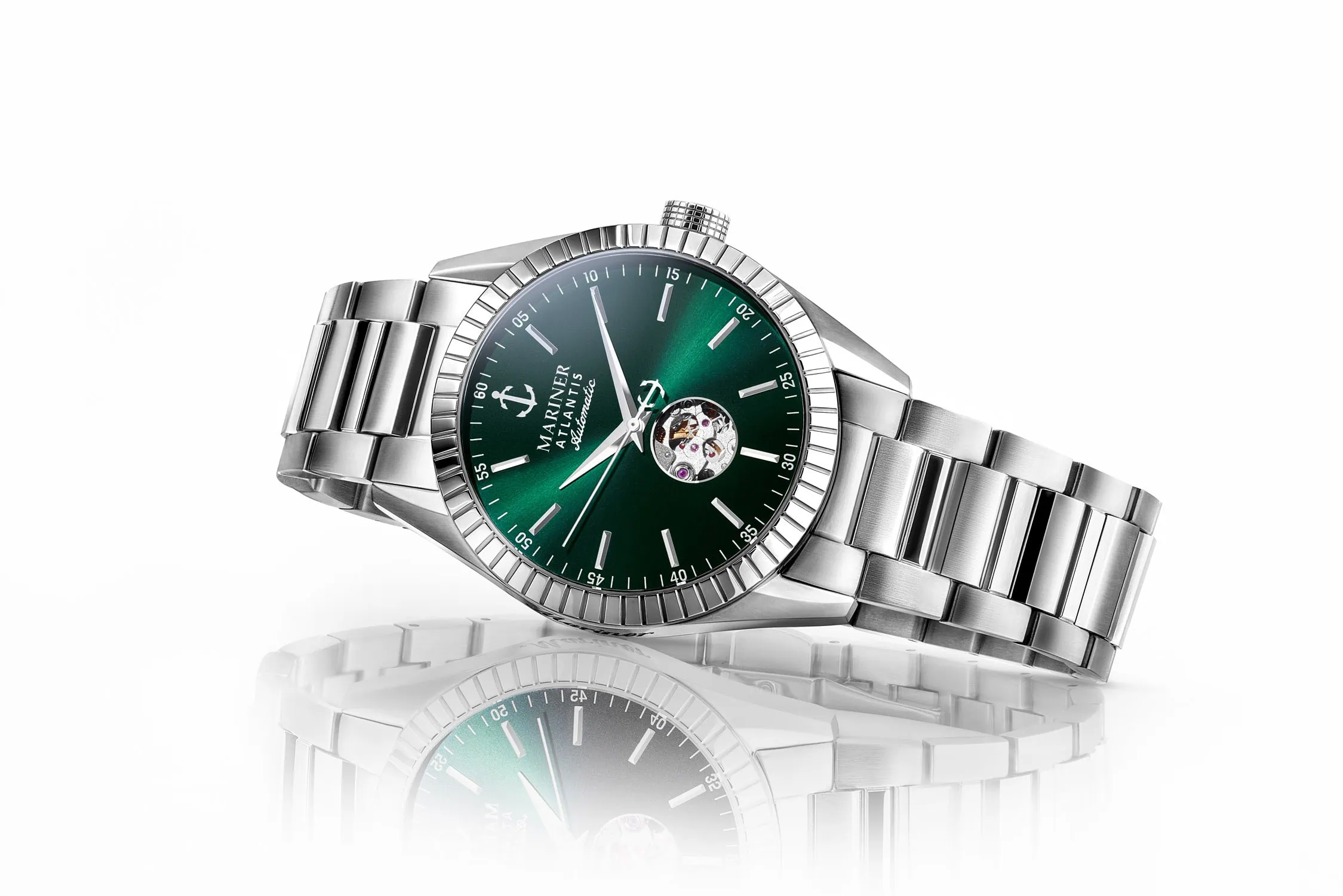 מבט ממוקד על עיצוב אלגנטי ומודרני בצילום שעונים מקצועי מציג שעון כסף עם לוח ירוק על רקע מחזיר אור