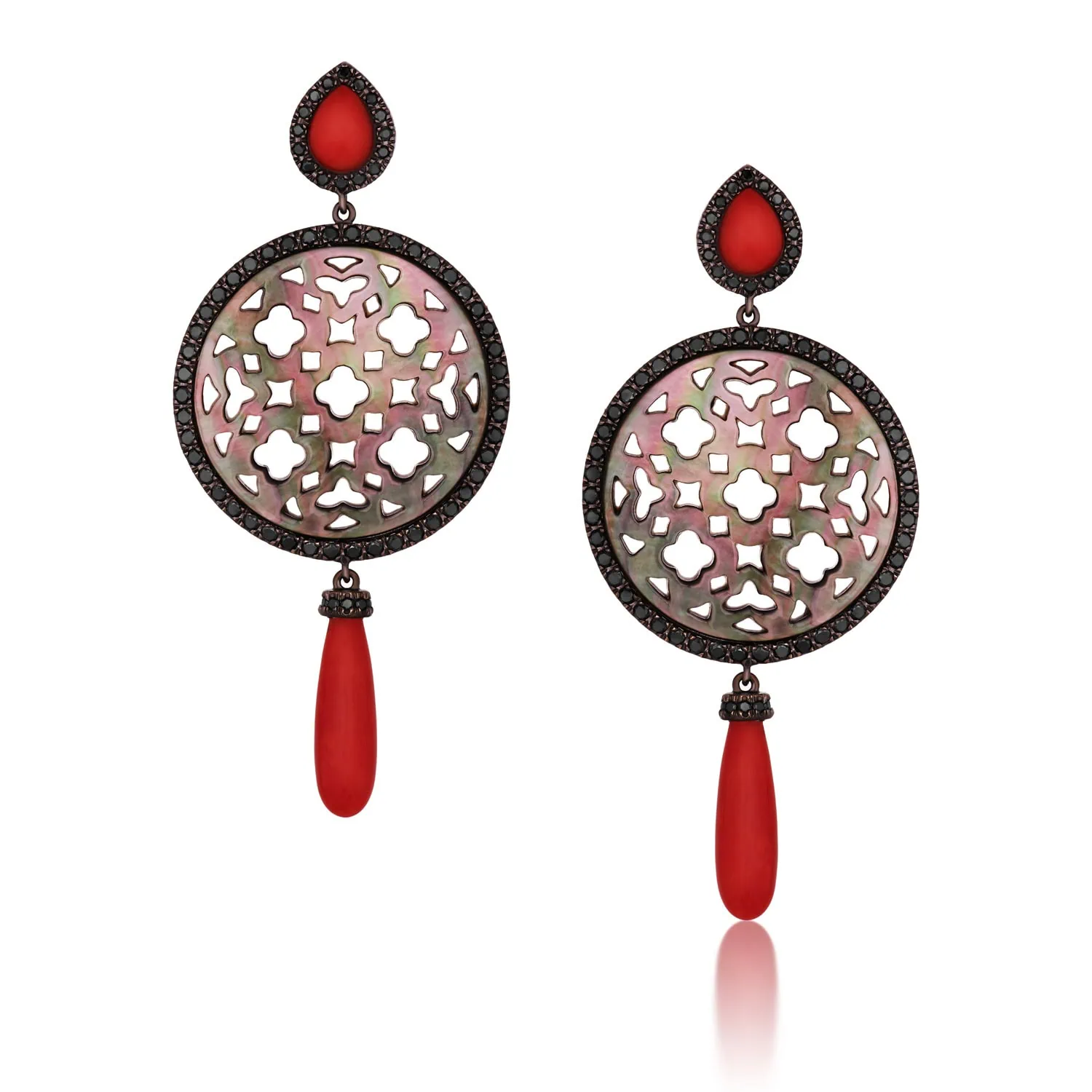 עגילי אם הפנינה מהפנטים עם אבנים אדומות מצולמים על רקע לבן כחלק מצילום לייף-סטייל יוקרתי לתכשיטים