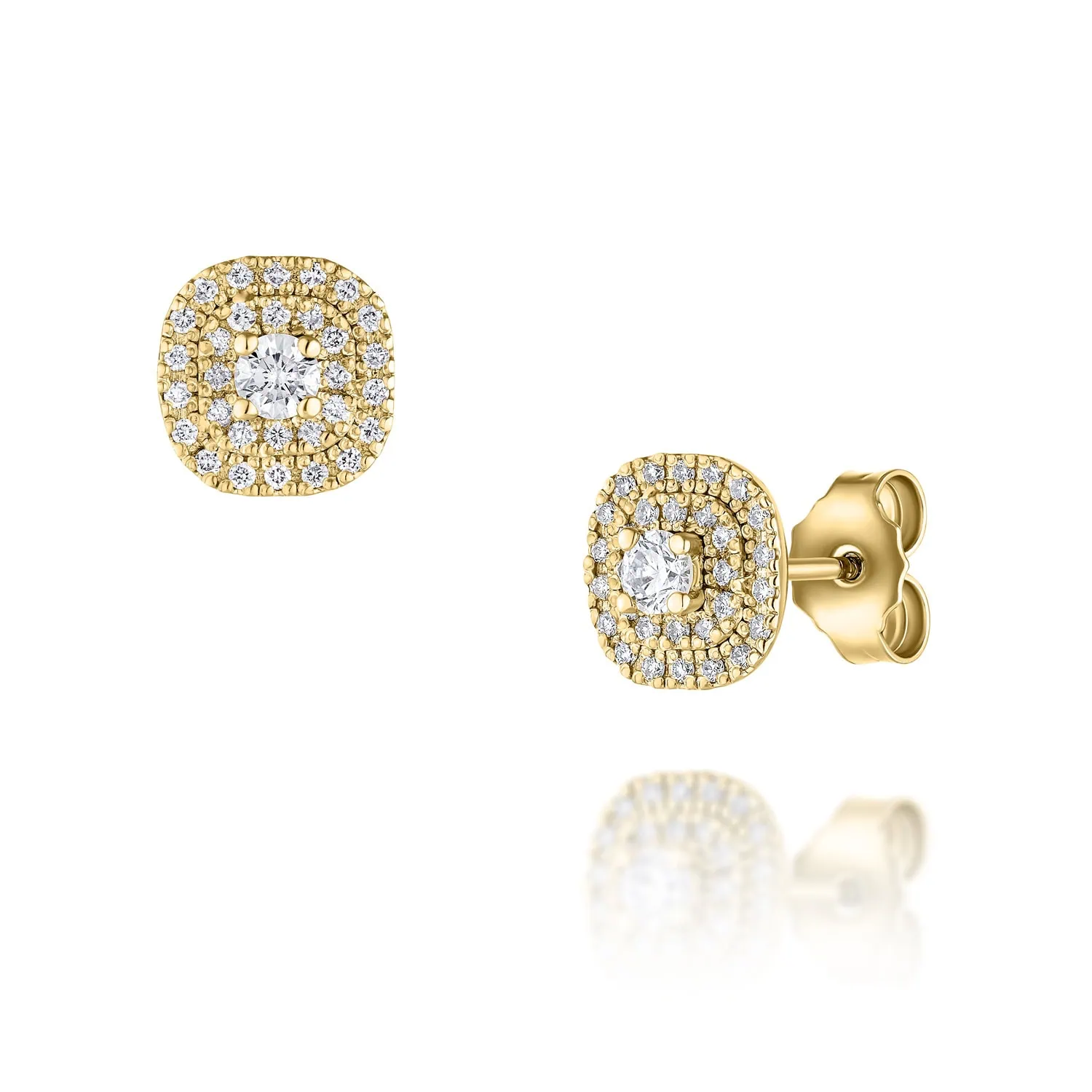 עגילי זהב בצורת ריבוע מעוגל עם אבן לבנה גדולה ואבנים קטנות מסביב מוצגים בצילום שממחיש את הדיוק שבצילום תכשיטים מקצועי