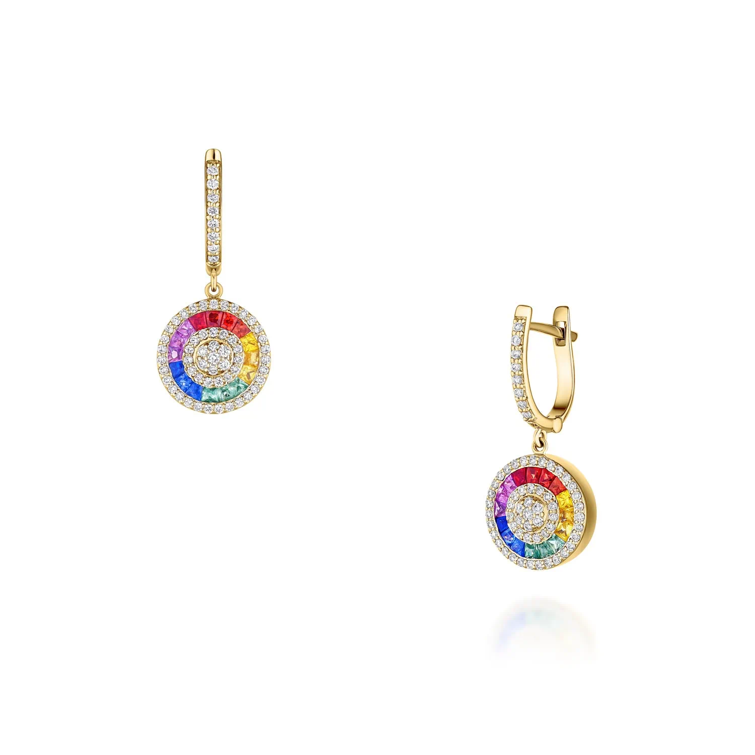 עגילי זהב עגולים מעוטרים באבנים בשלל צבעים מדגישים את החיוניות שבצילום לייף-סטייל לתכשיטים