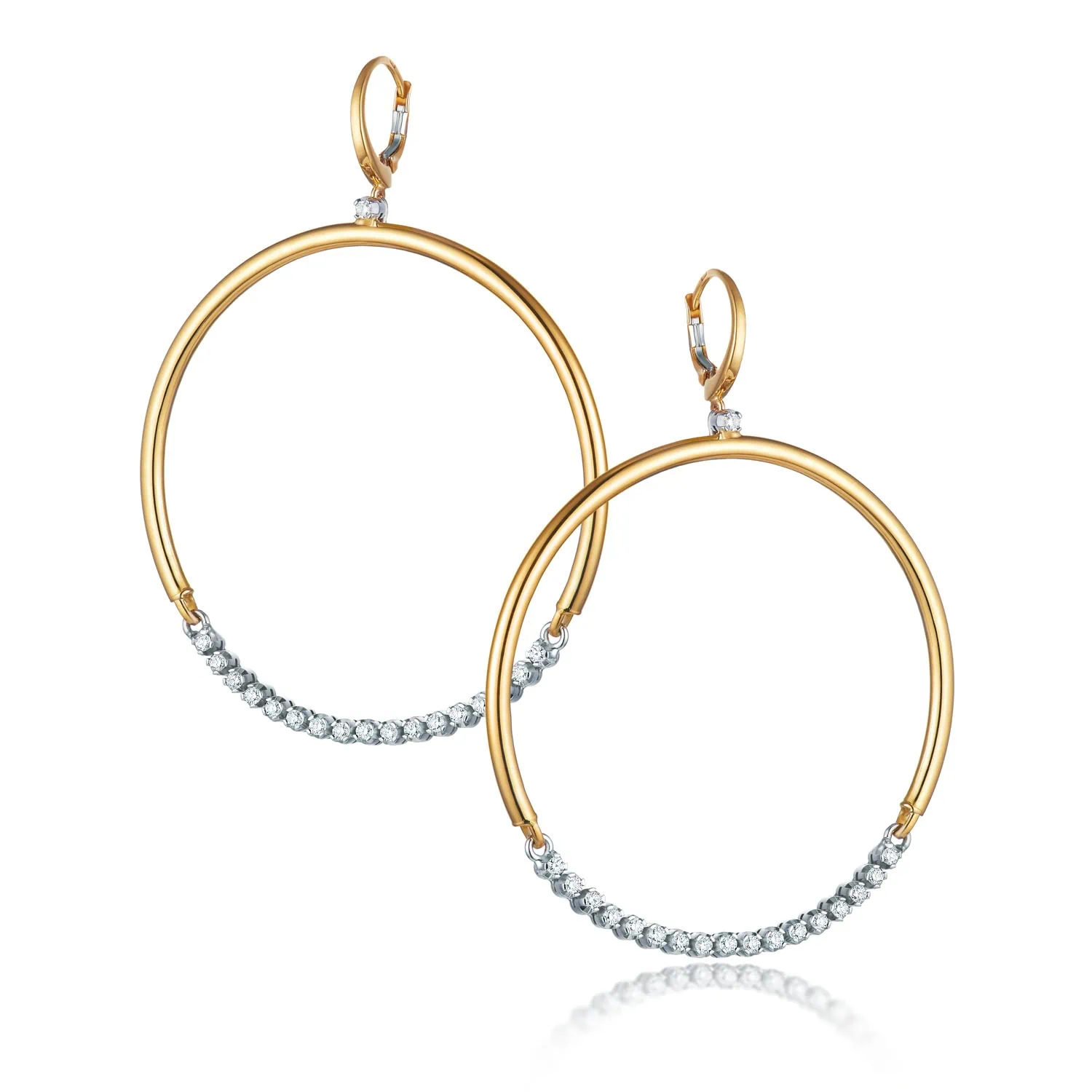 עגילי-חישוק-מזהב-עם-יהלומים-מוצגים-בצילום-מקצועי-למסחר-אלקטרוני-כחלק-מצילום-תכשיטים-יוקרתי