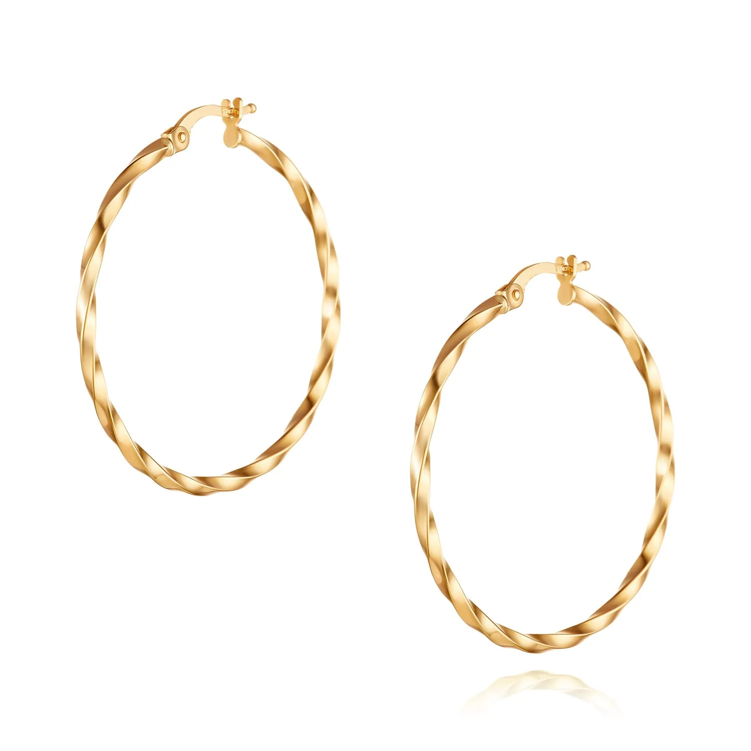 עגילי חישוק מזהב עם עיצוב מעוות אלגנטי מוצגים על רקע לבן בצילום שממחיש צילום תכשיטים מקצועי