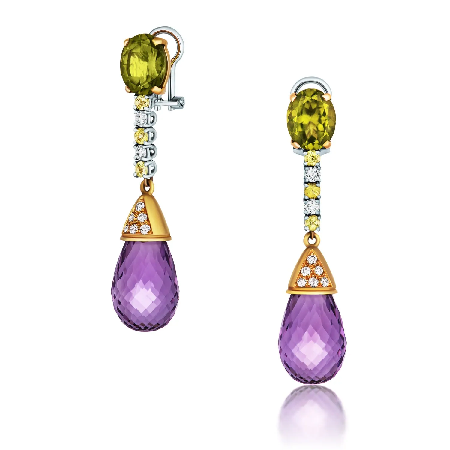 עגילי כסף וזהב מרשימים עם אבנים ירוקות וסגולות מוצגים על רקע לבן כחלק מצילום תכשיטים מקצועי