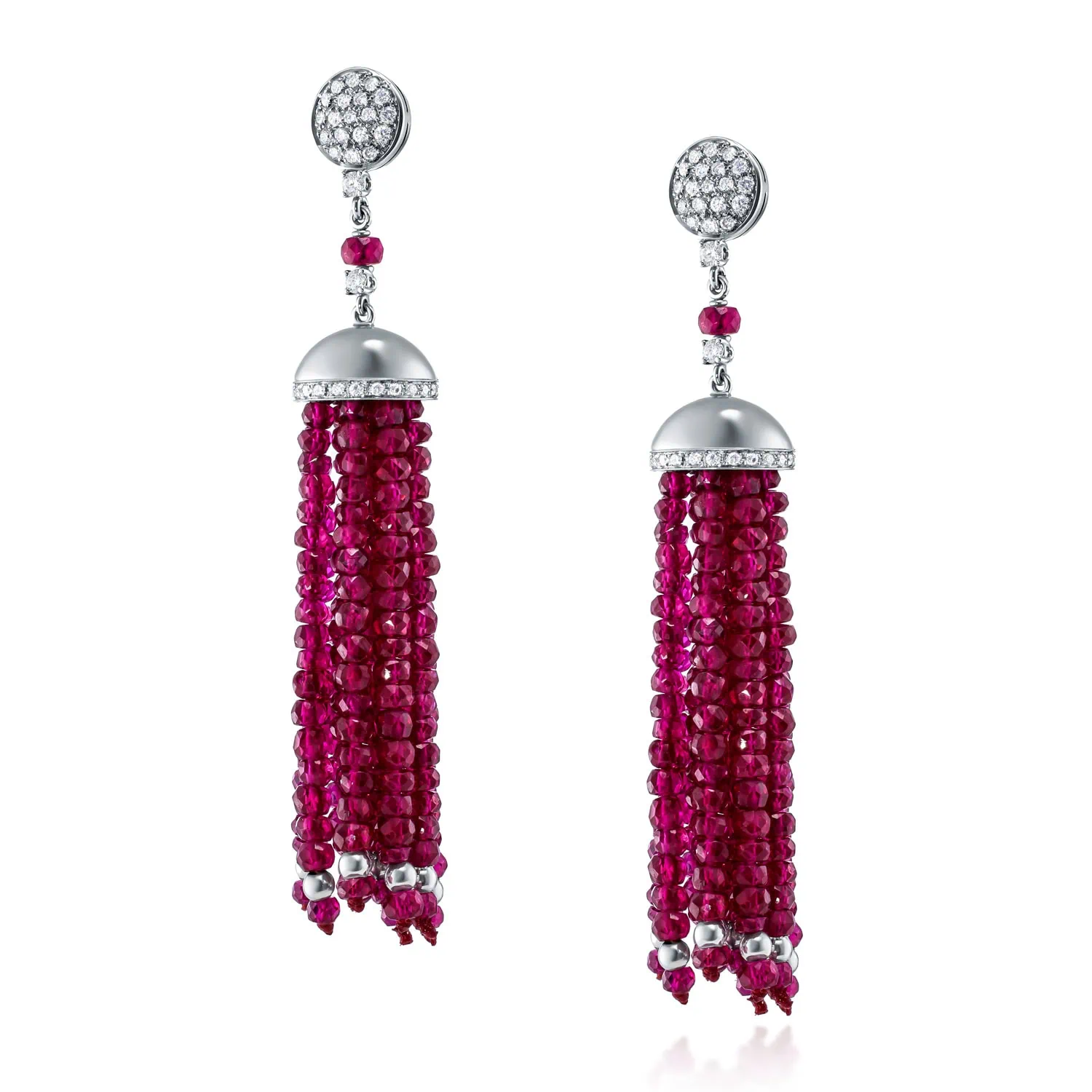 עגילי כסף עם אבני פרנזים ורודות ולבנות מצולמים על רקע לבן כחלק מתהליך צילום תכשיטים מקצועי