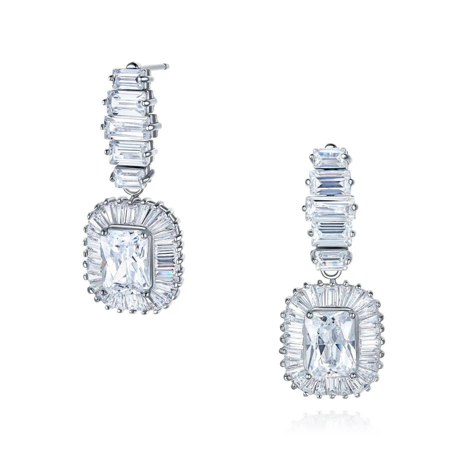 עגילי כסף תלויים עם אבני קריסטל משקפים את תחכום העבודה של צילום תכשיטים מקצועי