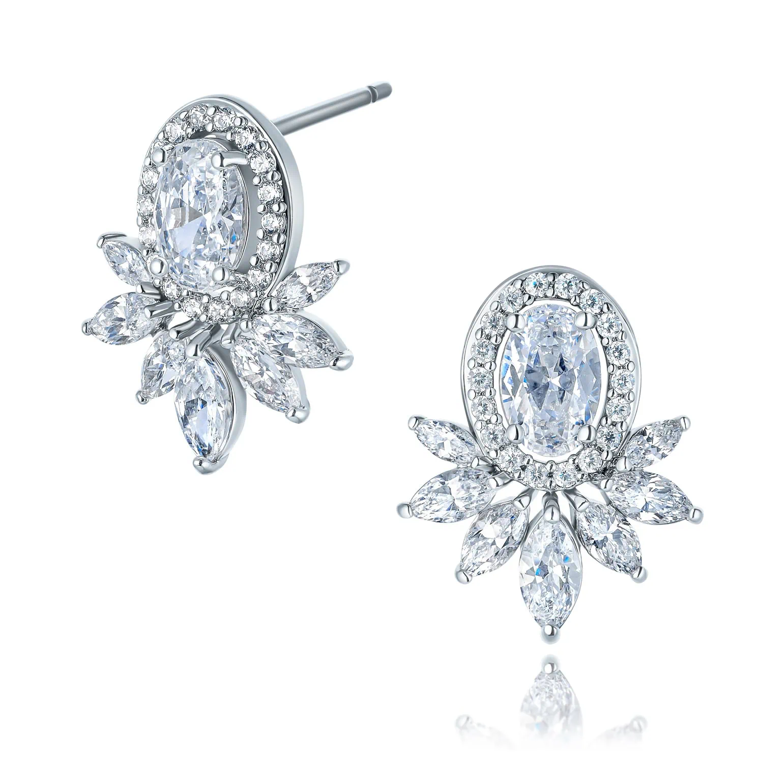 עגילי סטאד מכסף בעיצוב פרחוני עם אבנים צהובות ולבנות מצולמים כחלק מצילום יהלומים מקצועי