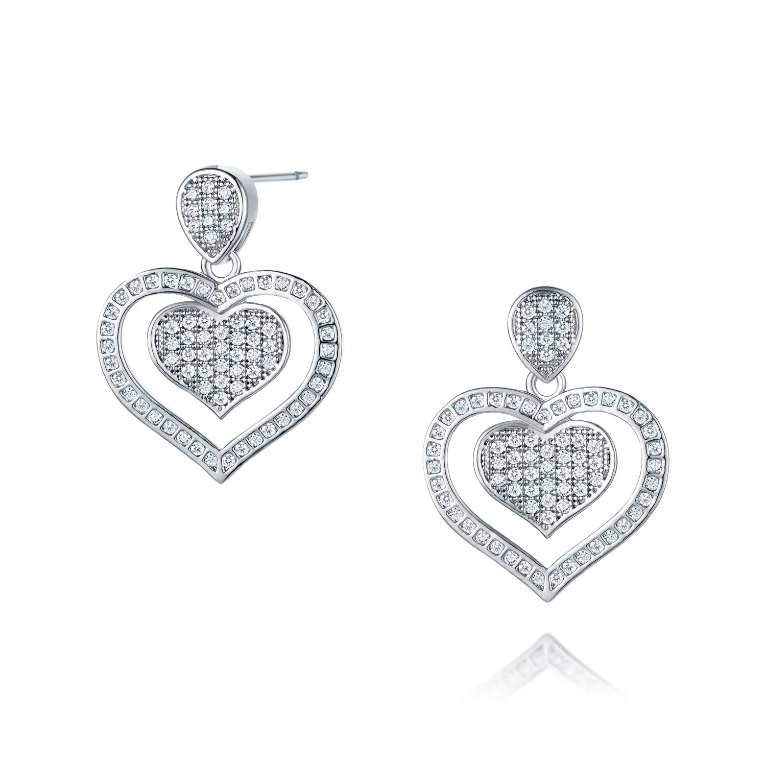 עגילים-בצורת-לב-מכסף-עם-יהלומים-מוצגים-על-רקע-לבן-כחלק-מצילום-תכשיטים-מקצועי