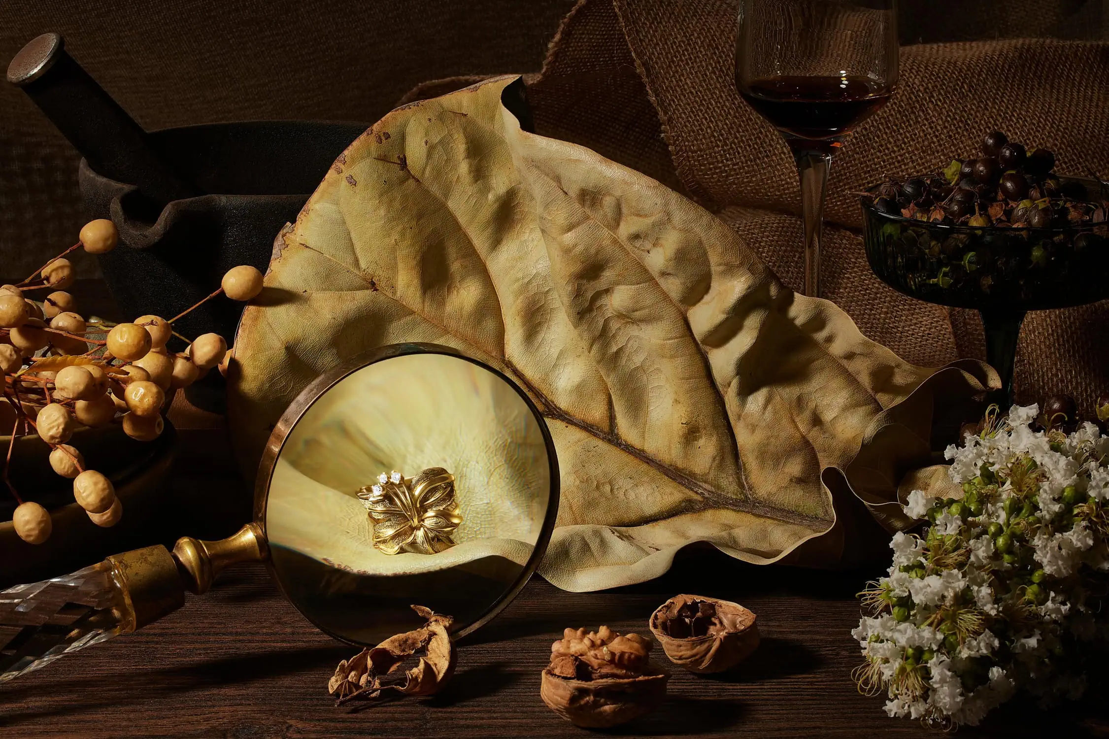 צילום טבע דומם בסגנון הולנדי עם סיכת זהב בסטודיו איכותי שמדגים את האמנות שבצילום תכשיטים