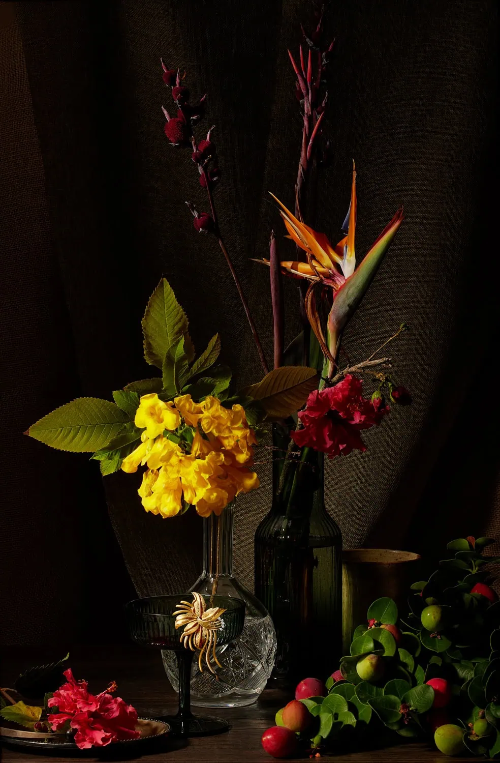 צילום טבע דומם בסגנון הולנדי עם פרחים וסיכת זהב מביא את היופי של צילום תכשיטים מקצועי ללייף-סטייל