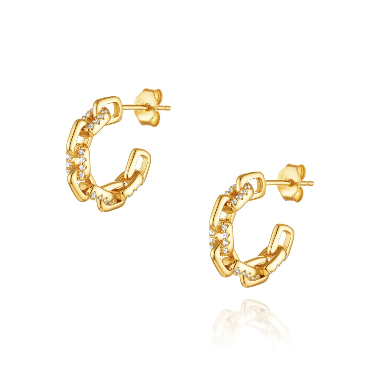 צילום-מוצרים-למסחר-אלקטרוני-עגילי-זהב-בסגנון-C-עם-יהלומים-מעודנות-צילום-שמתאים-לקמפיינים-של-צילום-תכשיטים-מחיר-משתלם