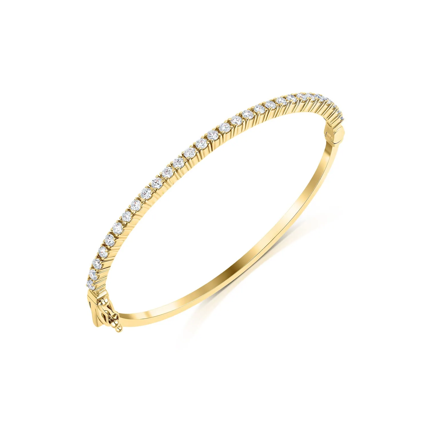 צמיד זהב קשיח מעוטר באבנים יקרות הלוכדות את האור מדגים את תשומת הלב לפרטים בתהליך צילום תכשיטים מחיר