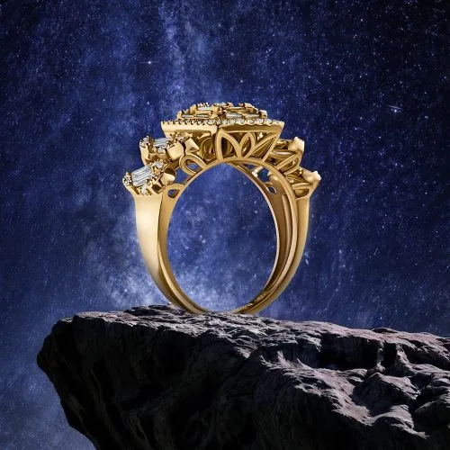 שירות צילום תכשיטים מקצועי המציג טבעת זהב מעוצבת על רקע חללי מרהיב שנוצר בשילוב AI