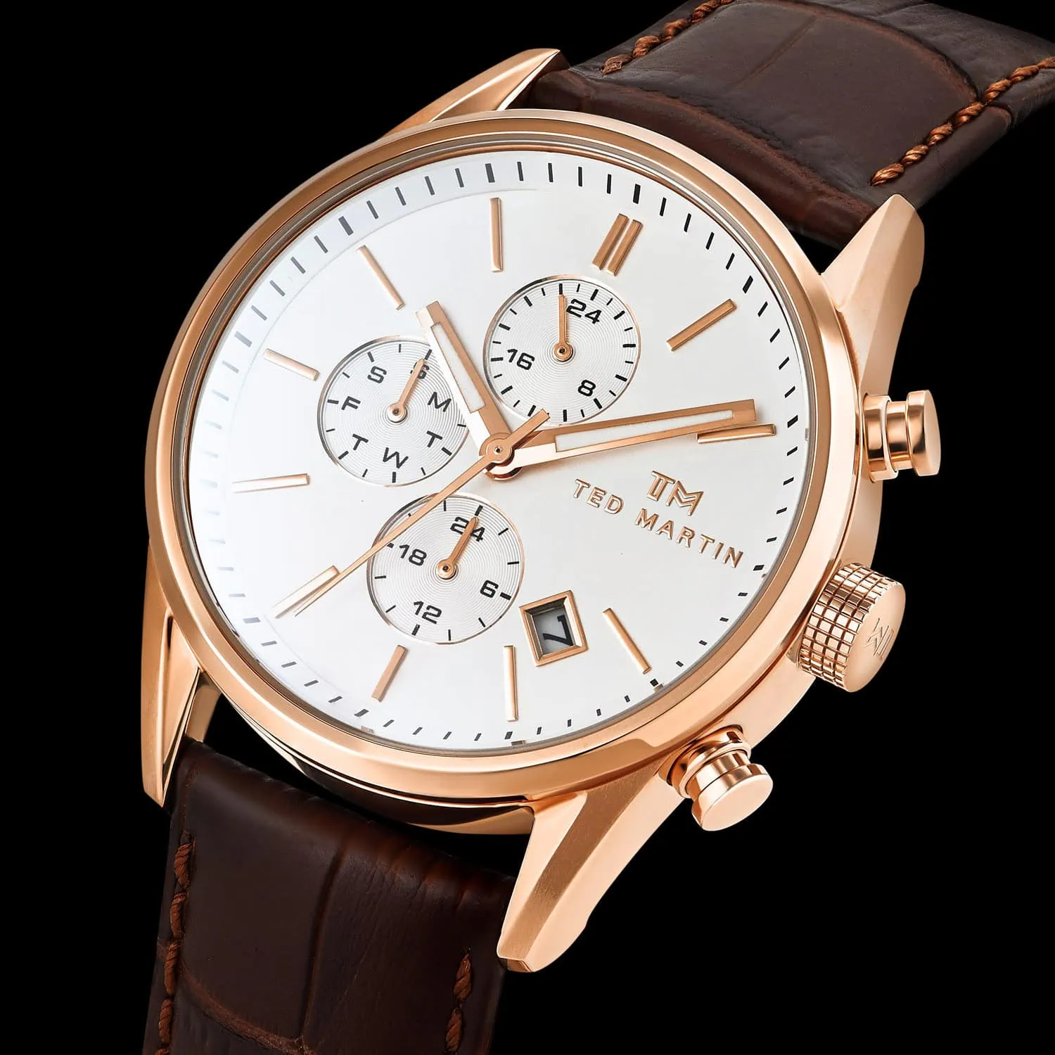 שעון זהב ורוד עם לוח לבן נקי ורצועות עור מצולם על רקע שחור קלאסי כחלק מתהליך צילום שעונים מקצועי למסחר אלקטרוני