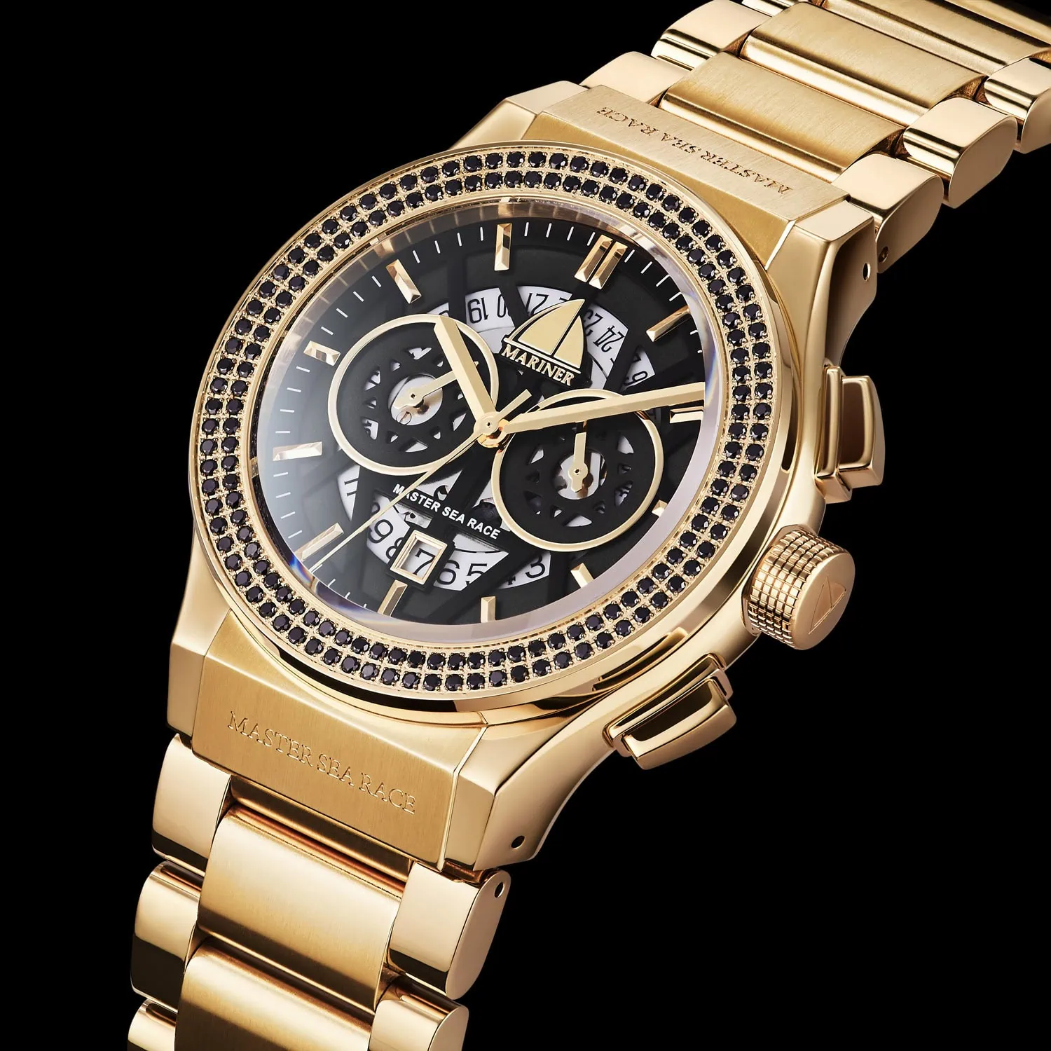 שעון זהב נוצץ בעיצוב שלד עם אבנים שחורות מצולם על רקע לבן מקצועי כחלק מתהליך צילום שעונים