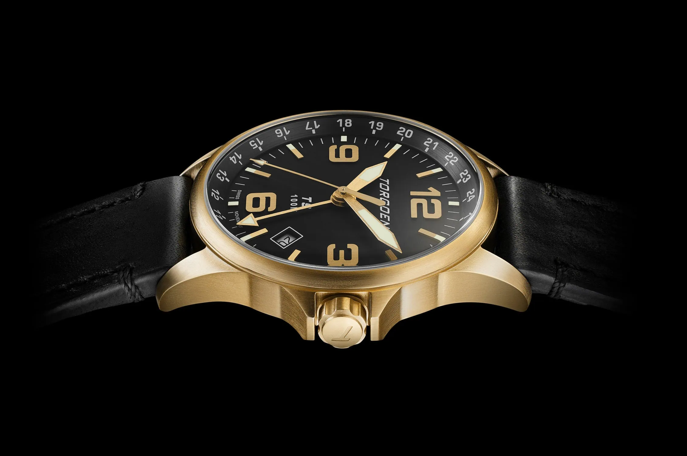 שעון זהב קלאסי עם רצועת עור שחורה בולט על רקע שחור חלק בצילום שעונים מקצועי למסחר אלקטרוני