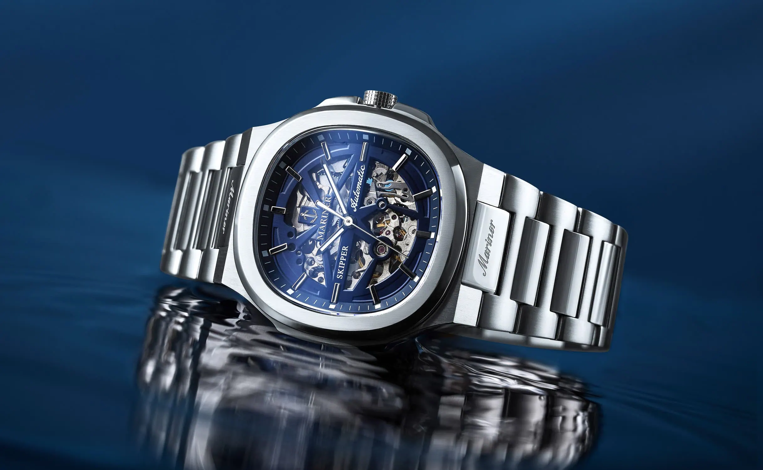 שעון שלד מכסף במים על רקע כחול שקט יוצר השתקפות מרהיבה כחלק מצילום לייף-סטייל מקצועי