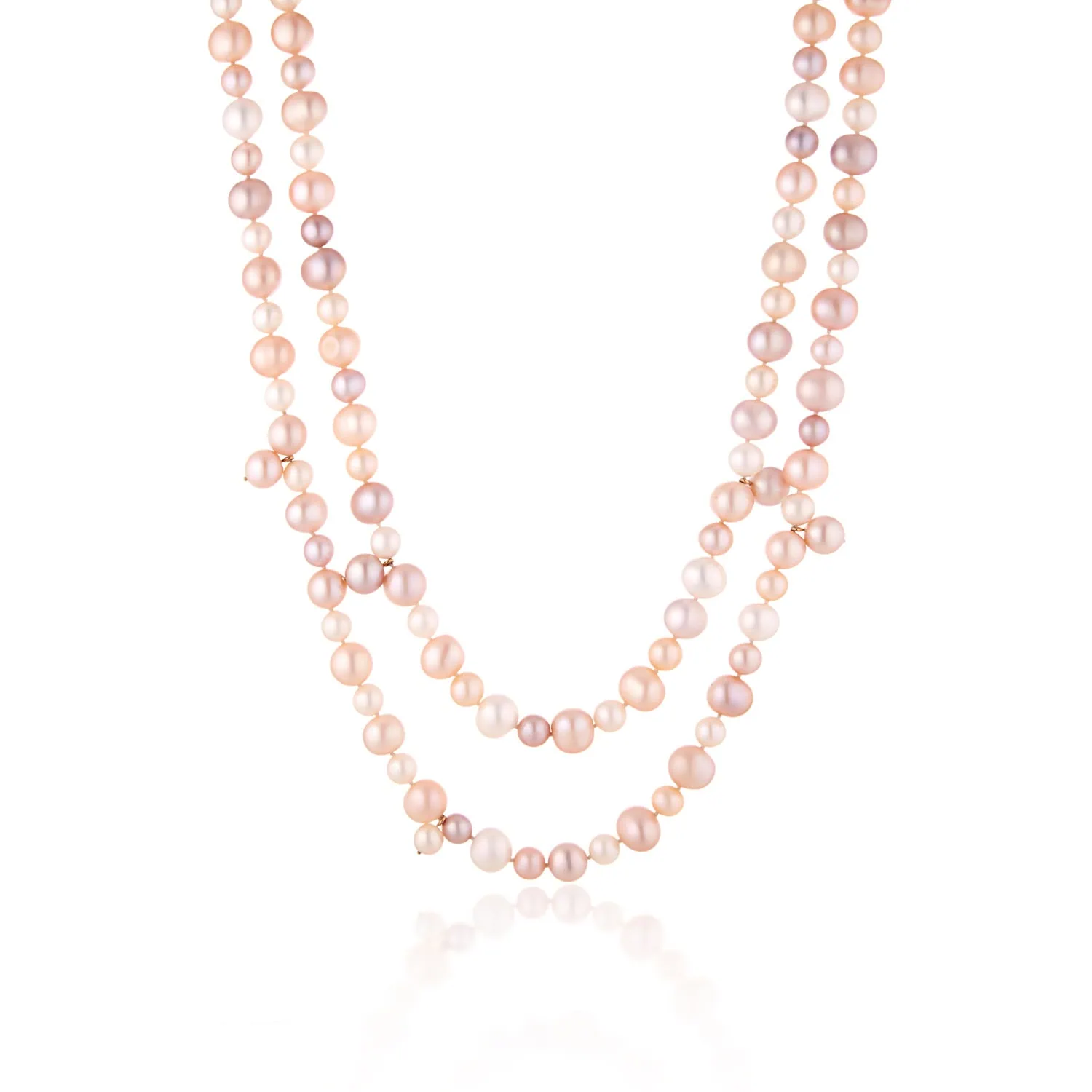 שרשרת פנינים דו-שכבתית בצבעים ורוד וכתום מצולמת על רקע לבן כחלק מצילום תכשיטים מקצועי