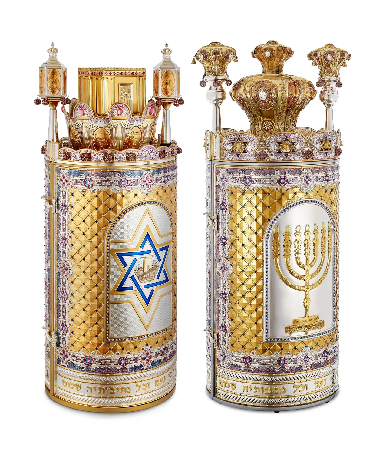 תיק זהב וכסף לתורה עם מנורה מצולם בצילום לייף-סטייל שמביא לידי ביטוי את האטרקטיביות שבצילום למטרות אינסטגרם