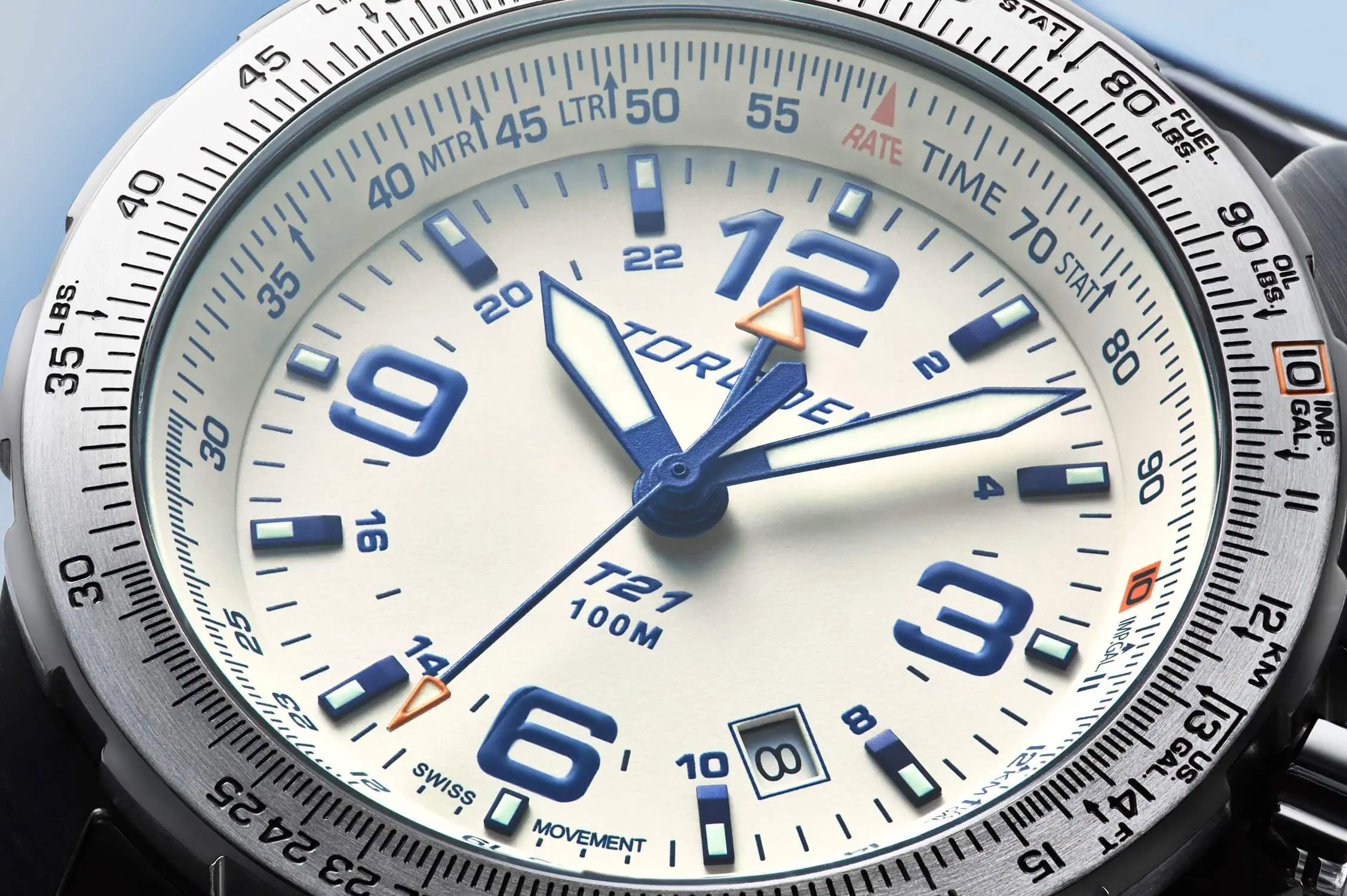 תקריב מורכב של פני שעון בצילום לפרסום המדגיש כל פרט ופרט בעיצוב היוקרתי